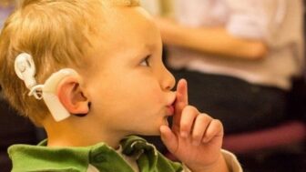 Sağırlık, Küçük Çocuklarda Sağırlık ve Ağır İşitme Duyma Sorunlarının Sebepleri Tedavisi Belirtileri